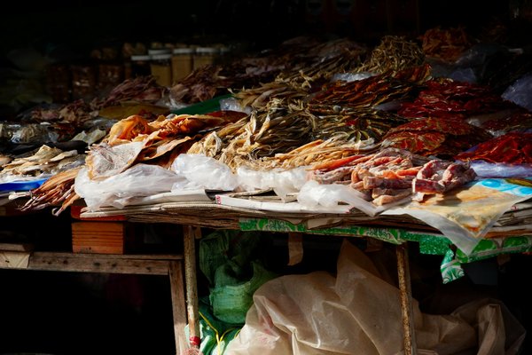 Découvrez comment préparer des makis au saumon frais avec une touche croquante !