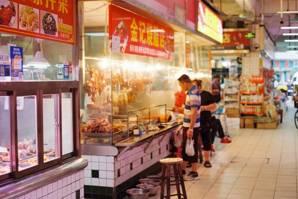 Découvrez comment préparer une savoureuse salade de pâtes aux crevettes et avocat avec une vinaigrette fraîche au citron !